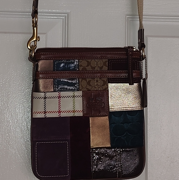 Coach Authentic stylish multi patch multi color crossbody bag - Picture 2 of 7
